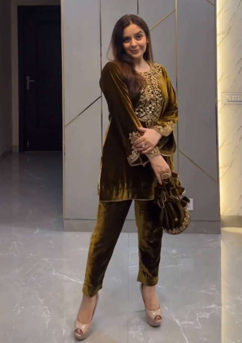 Green Embroidered Velvet Pakistani Suit Set - Indya