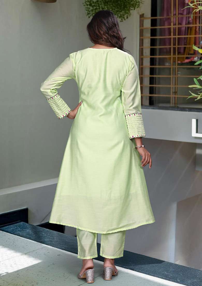 Green Embroidery Silk Blend Kurta Set - Indya