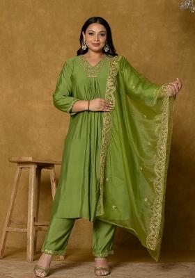 Green Embroidered Silk Blend Kurta Dupatta Set