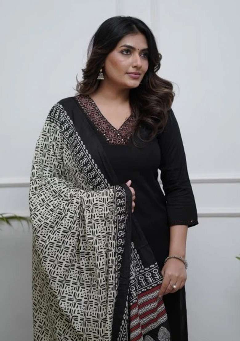 Black Solid Blended Straight Kurta Set - Indya