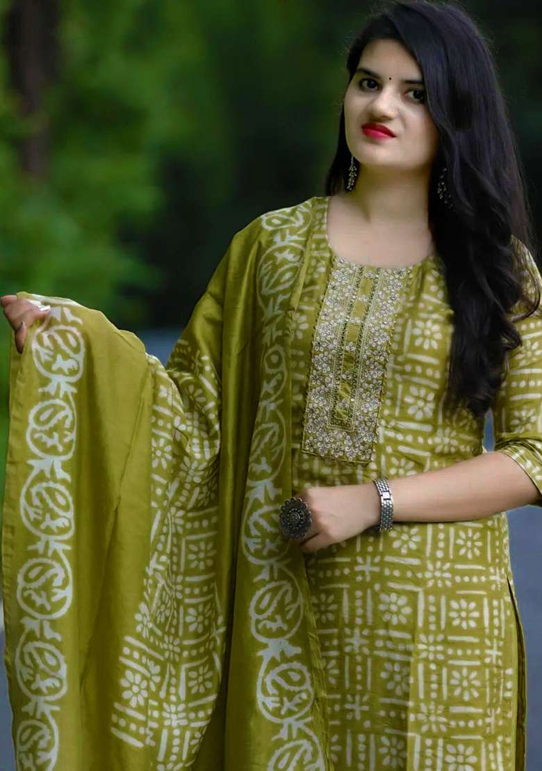 Green Embroidery Viscose Kurta Set - Indya