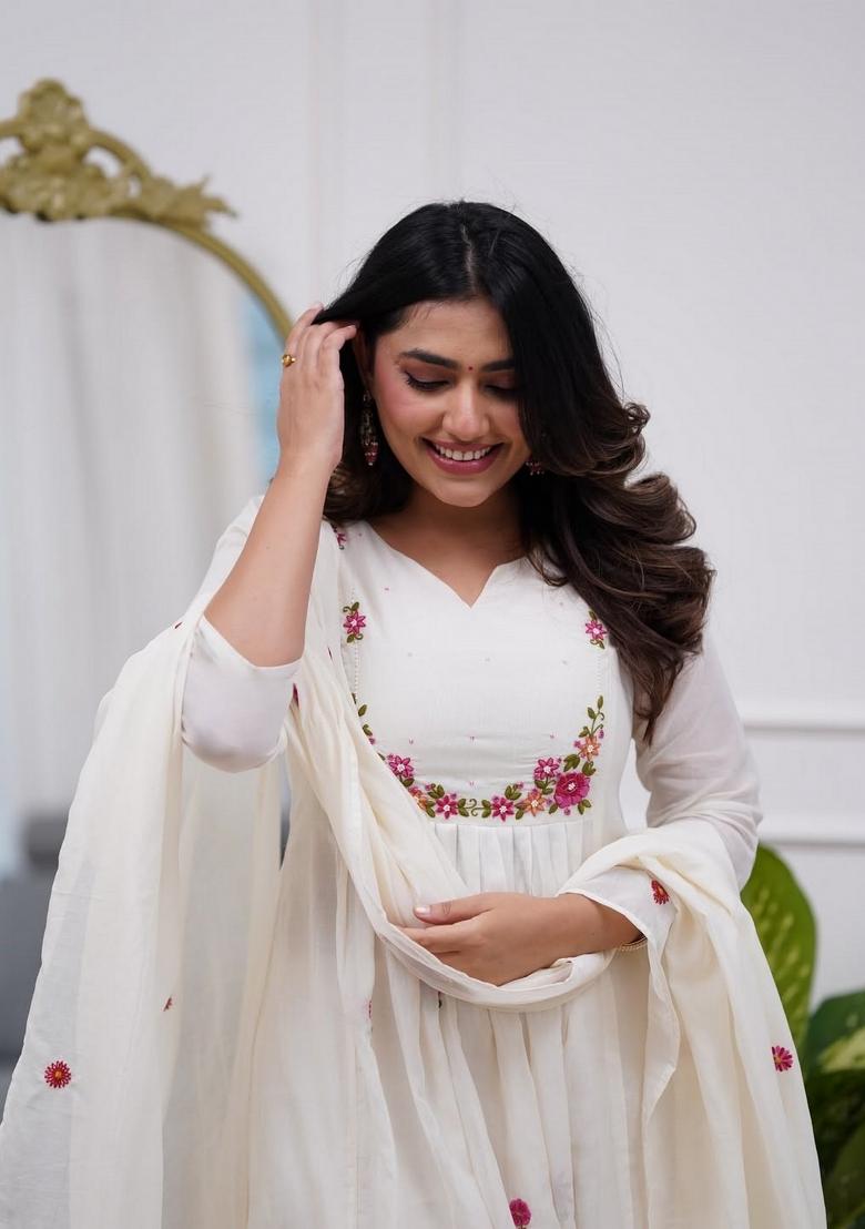 Off White Embroidery Chanderi Kurta Set - Indya