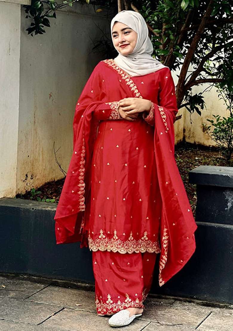 Red Embroidered Silk Blend Pakistani Suit Set - Indya