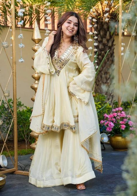 Off White Embroidery Crepe Kurta Set