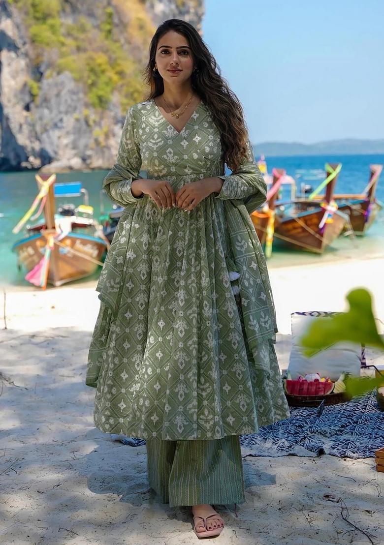 Green Embroidery Crepe Kurta Set - Indya