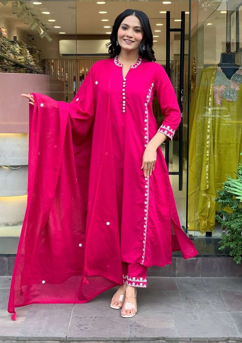 Gajari Embroidery Chanderi Kurta Set - Indya