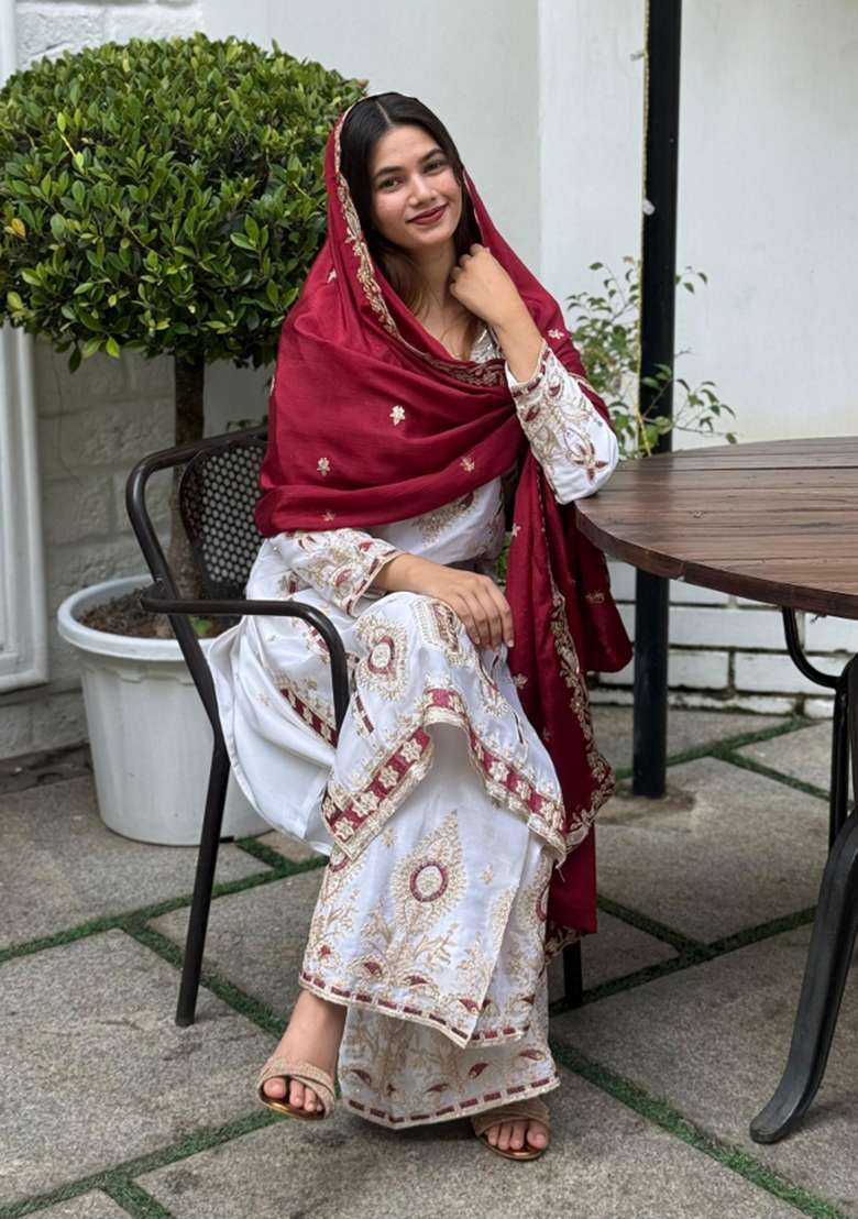 White Thread Work Chinon Kurta Set - Indya