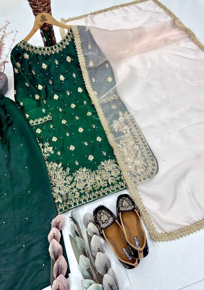 Green Emboidered Silk Blend Kurta Set - Indya