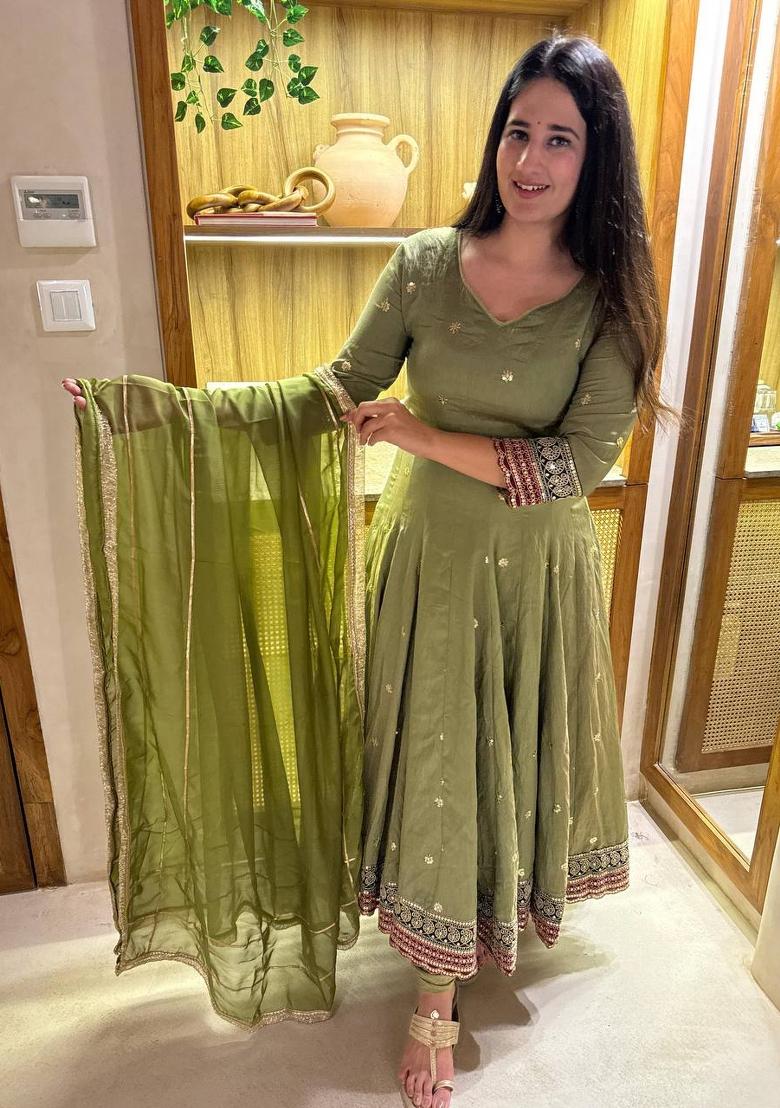 Pista Embroidered Vichitra Kurta Set - Indya