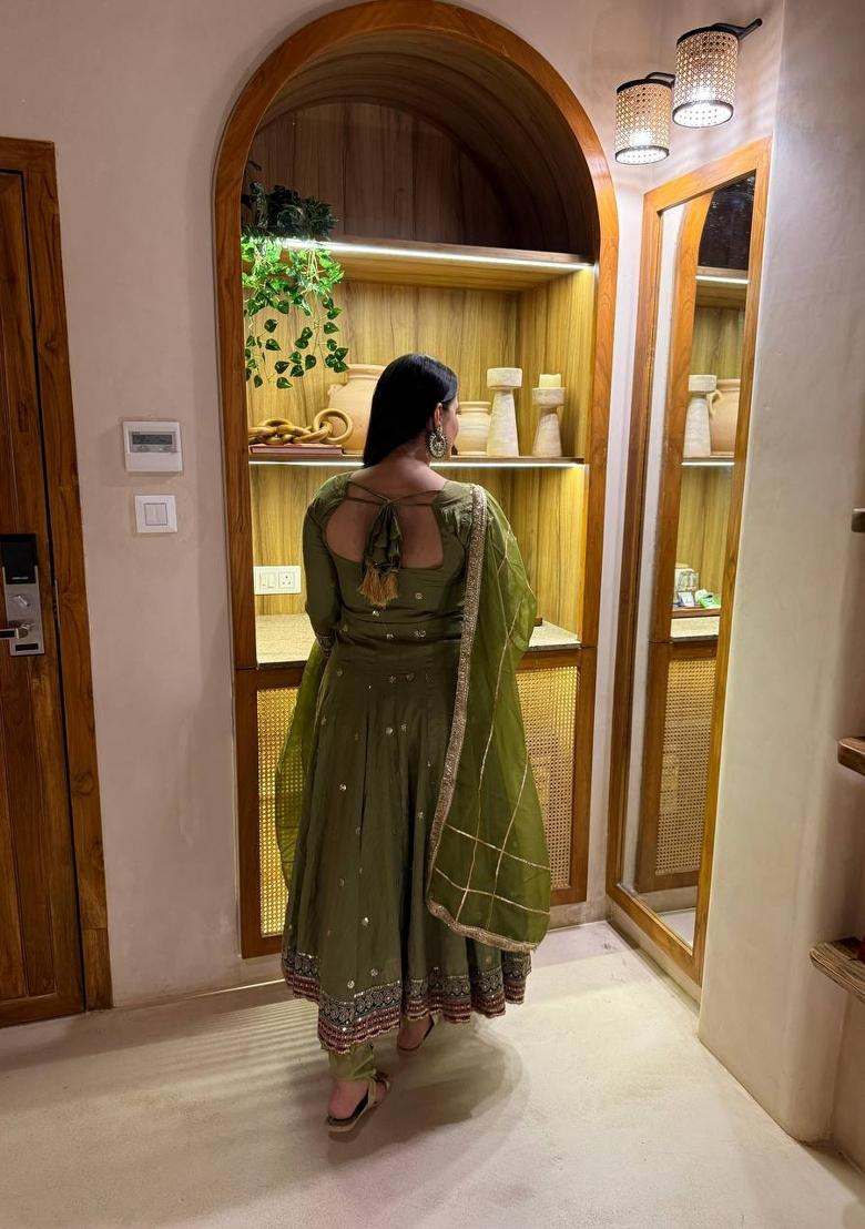 Pista Embroidered Vichitra Kurta Set - Indya