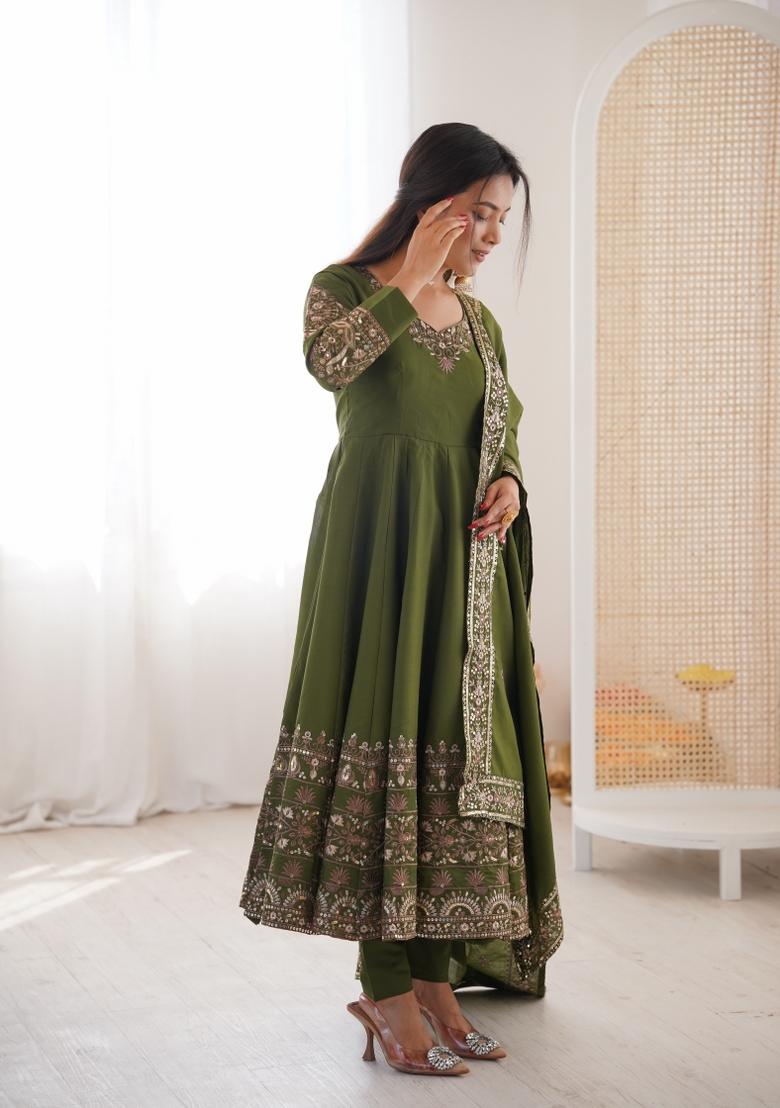 Green Embroidered Silk Blend Kurta Set - Indya