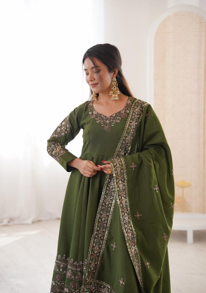 Green Embroidered Silk Blend Kurta Set - Indya