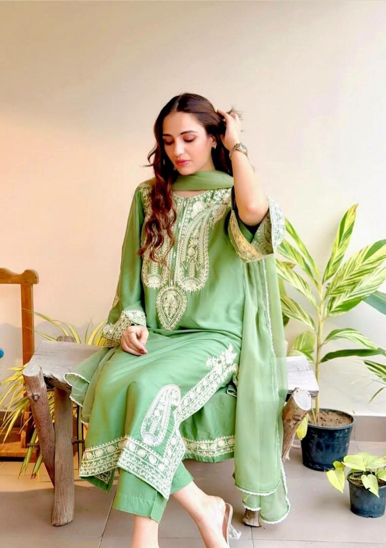Green Embroidered Silk Blend Kurta Set - Indya