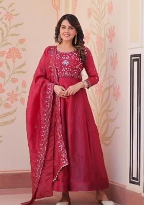 Red Embroidered Silk Blend Kurta With Dupatta