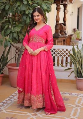 Pink Embroidered Silk Blend Kurta With Dupatta