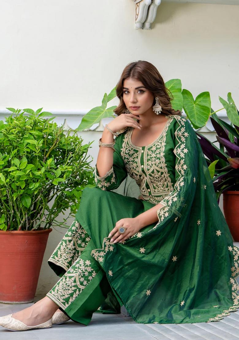 Green Embroidered Silk Blend Kurta Set - Indya