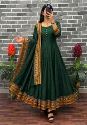 Green Woven Design Silk Kurta With Dupatta