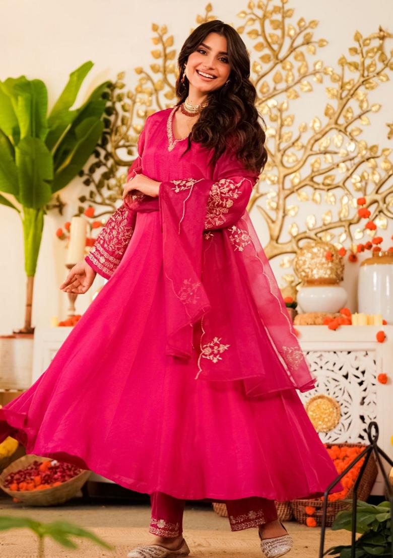 Green Embroidery Georgette Kurta Set - Indya