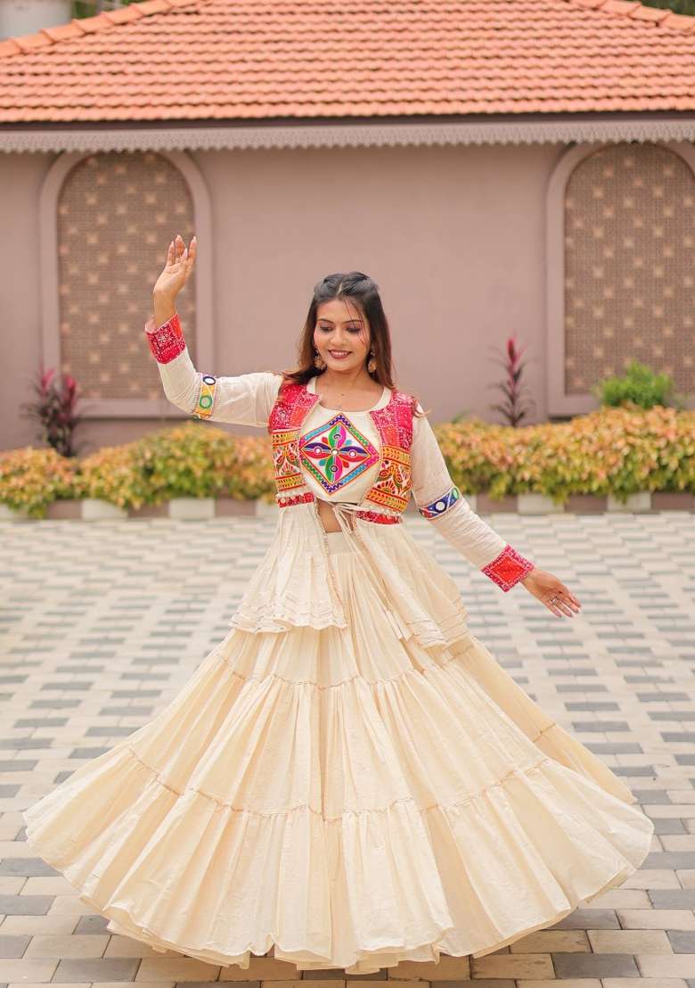 Off White Gamthi Work Cotton Chaniya Choli Set For Navratri And Garba - Indya