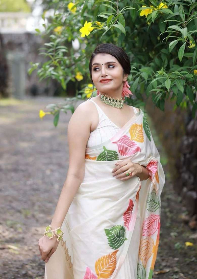 White Banarasi Soft Silk Blend Saree Set for Diwali | Wedding & Festive Wear - Indya