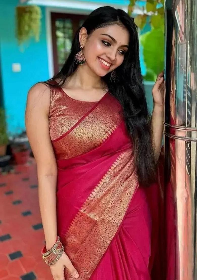 Gajri Jacquard Soft Lichi Silk Saree Set