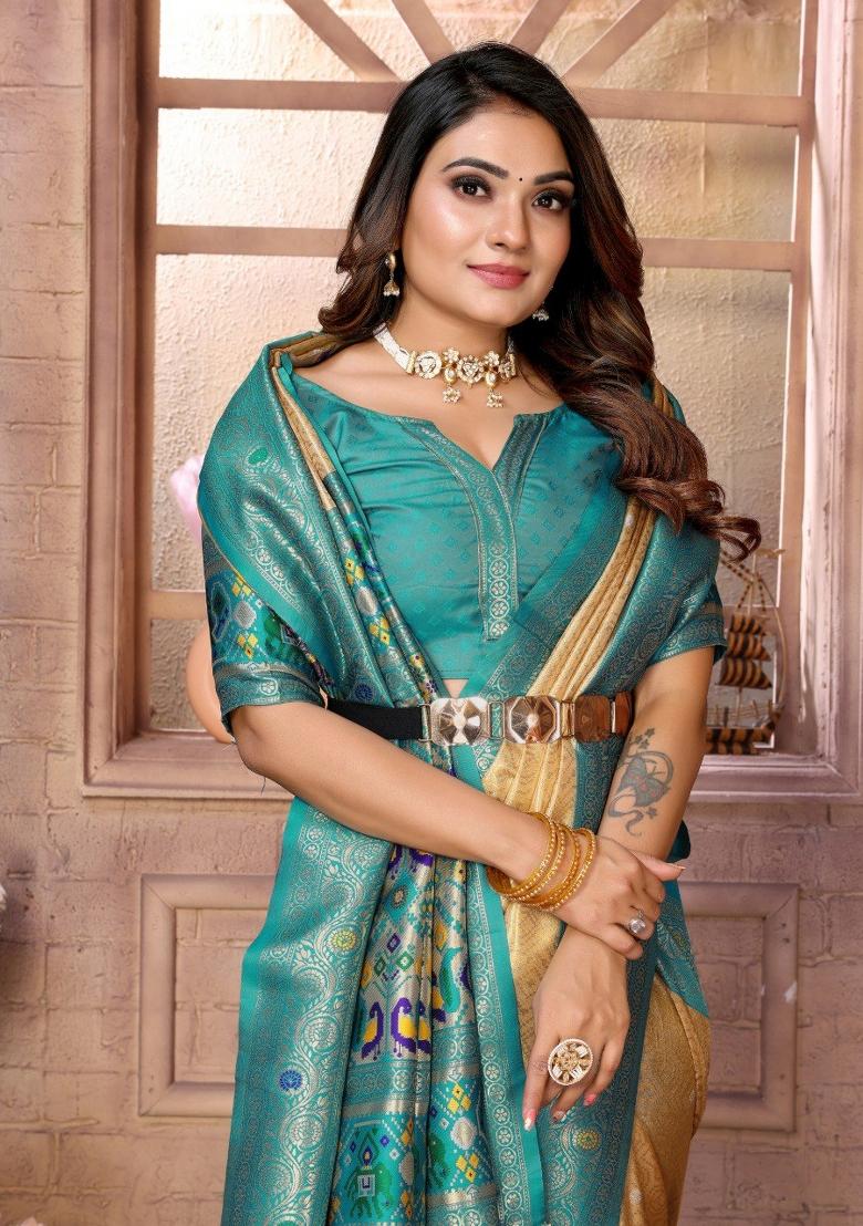 Cream Jacquard Weaving Banarasi Silk Saree Set