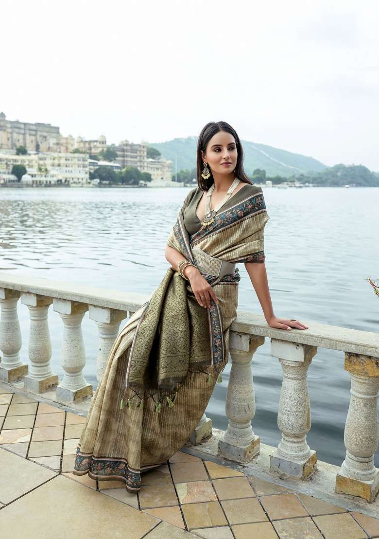 Green Abstract Print Silk Blend Saree Set - Indya