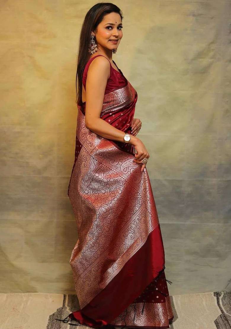 Red Jacquard Silk Blend Saree Set for Diwali | Wedding & Festive Wear - Indya