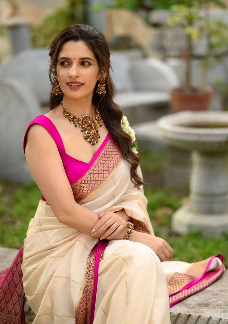 Off White Jacquard Silk Blend Saree Set for Diwali and Festive Wear - Indya