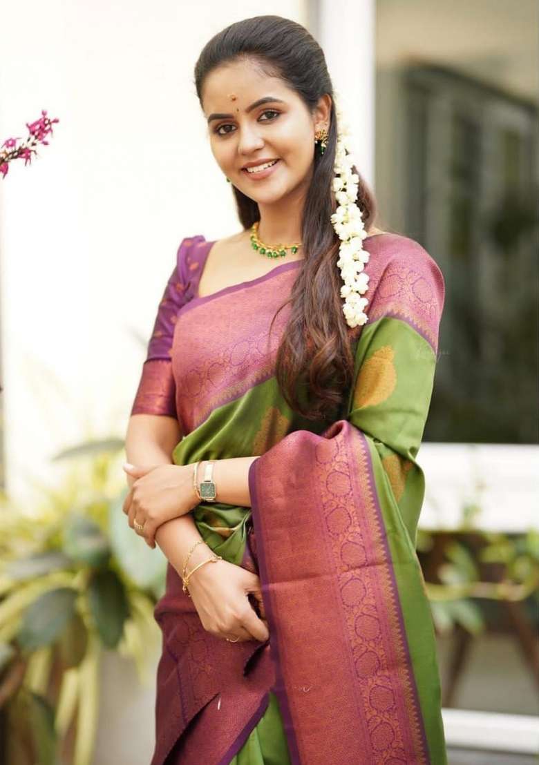 Green Jacquard Silk Blend Saree Set for Diwali | Wedding & Festive Wear - Indya
