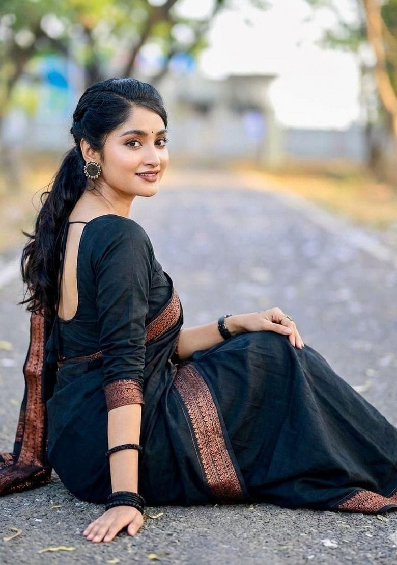 Black Jacquard Silk Saree Set - Indya