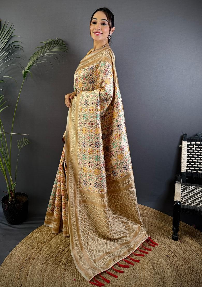 Cream&nbsp; Motif Silk Saree Set - Indya