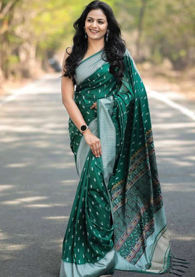Green Embroidery Silk Blend Saree Set for Diwali and Festive Wear - Indya