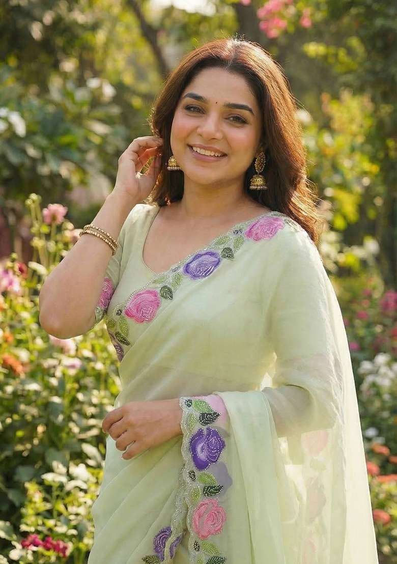 Pista Floral Print Georgette Saree Set - Indya