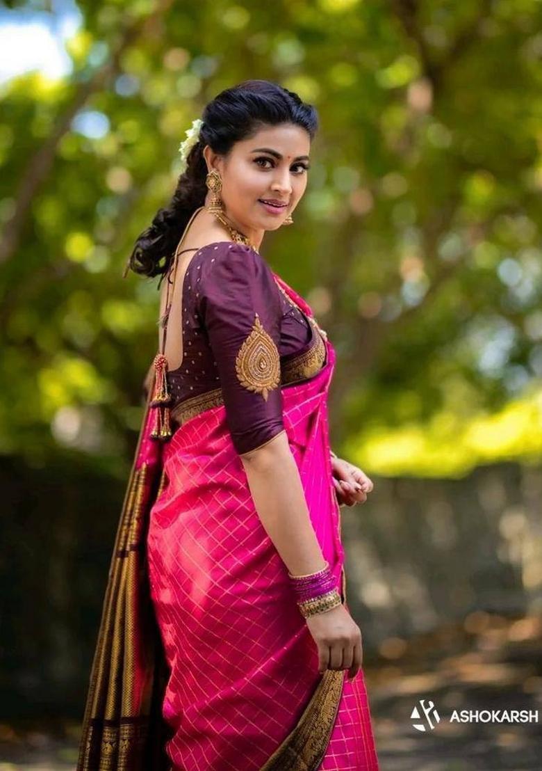 Pink Jacquard Silk Blend Saree Set - Indya