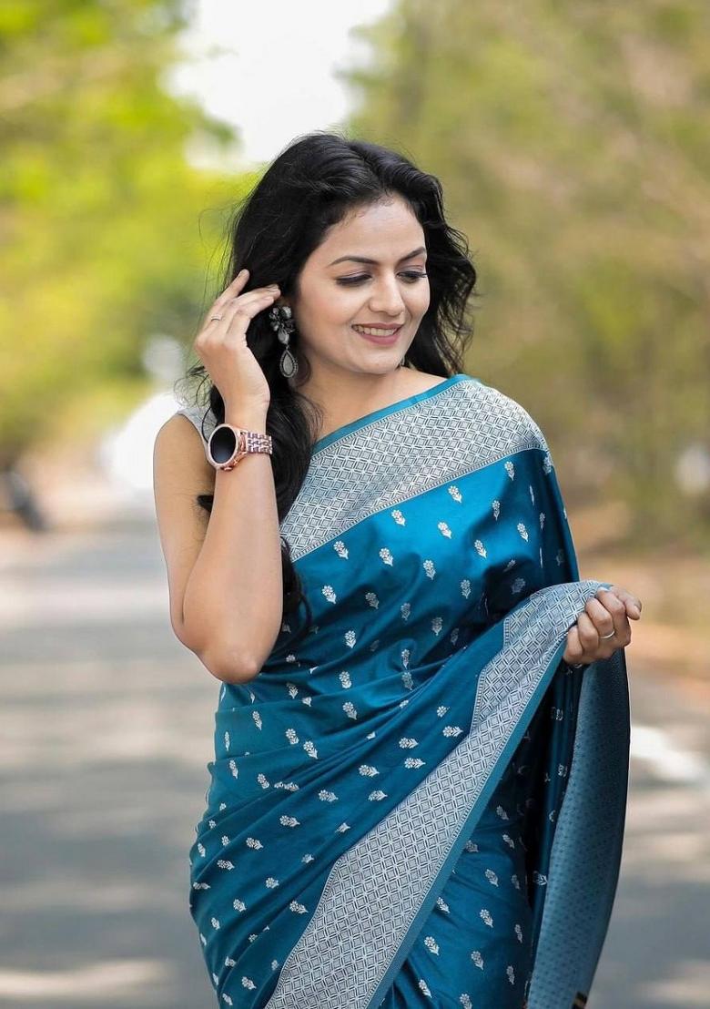 Blue Zari Weaving Silk Saree Set - Indya