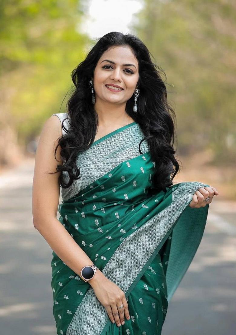 Green Zari Weaving Silk Saree Set - Indya