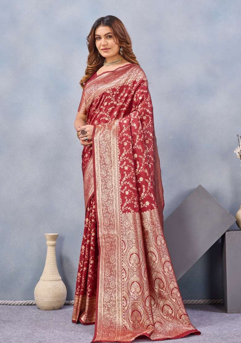 Red Printed Handloom Saree Set for Diwali and Festive Wear - Indya