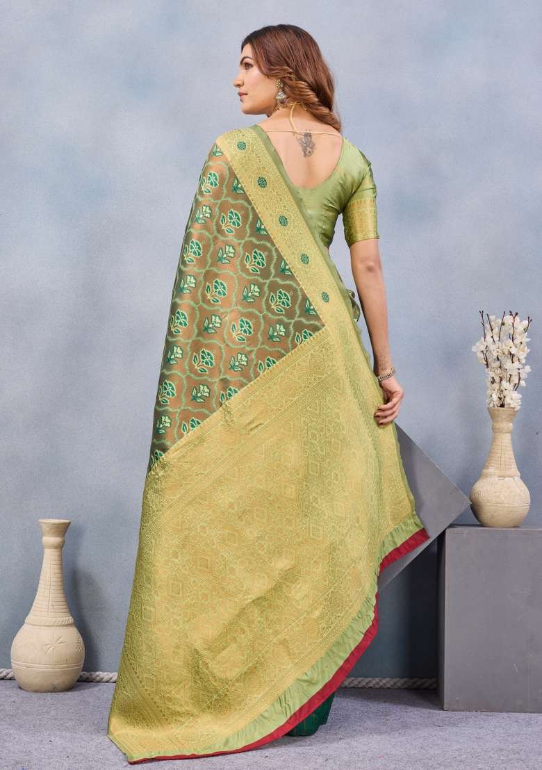 Light Green Handloom Saree Set with Printed for Diwali | Wedding & Festive Wear - Indya