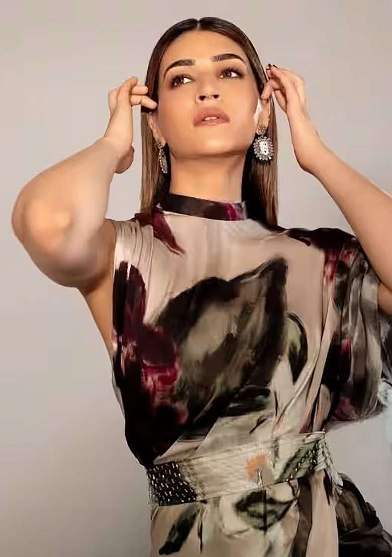 White And Black Floral Print Model Saree Set - Indya
