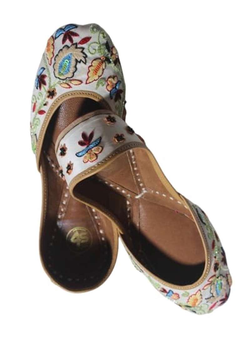 4S Womens Handcrafted Floral Embroidered Ethnic Punjabi Jutti Mojari Offwhite - Indya