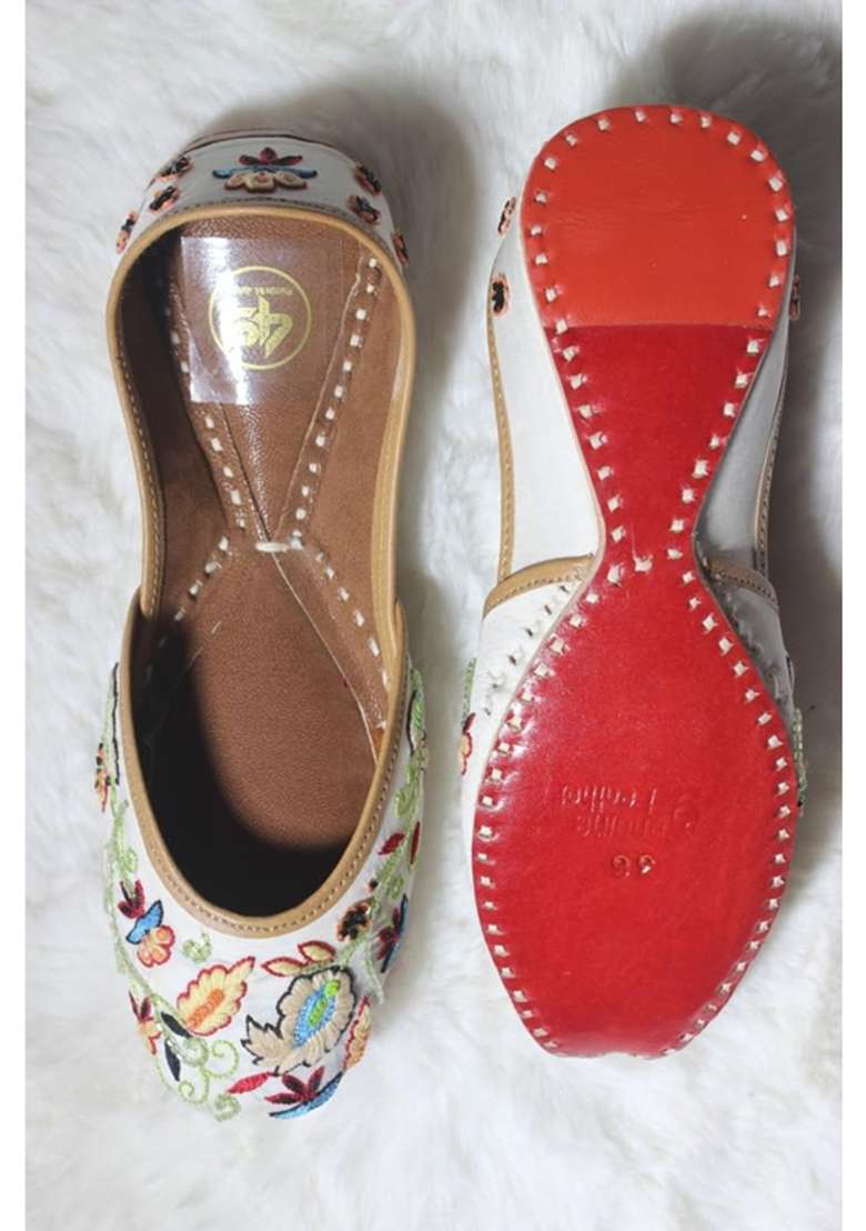 4S Womens Handcrafted Floral Embroidered Ethnic Punjabi Jutti Mojari Offwhite - Indya