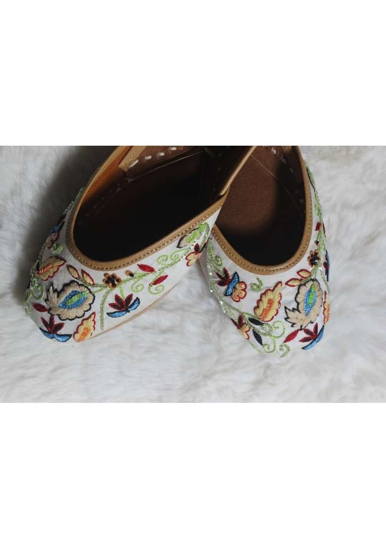 4S Womens Handcrafted Floral Embroidered Ethnic Punjabi Jutti Mojari Offwhite - Indya
