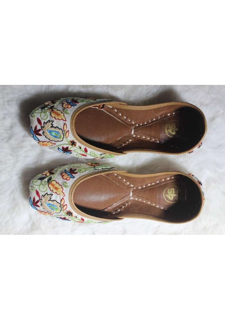 4S Womens Handcrafted Floral Embroidered Ethnic Punjabi Jutti Mojari Offwhite - Indya