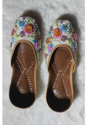 4S Handcrafted Offwhite Floral Embroidery Punjabi Jutti for Women