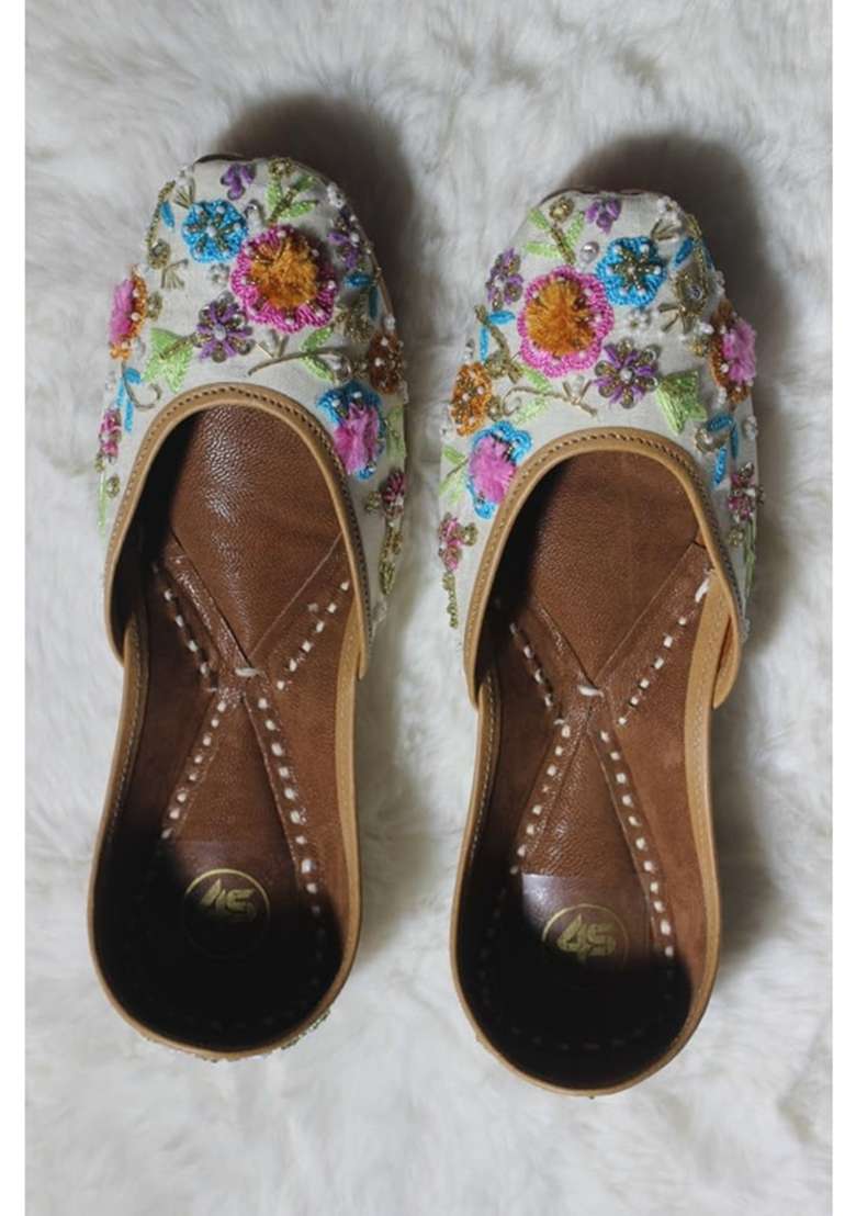 4S Handcrafted Offwhite Floral Embroidery Punjabi Jutti for Women - Indya