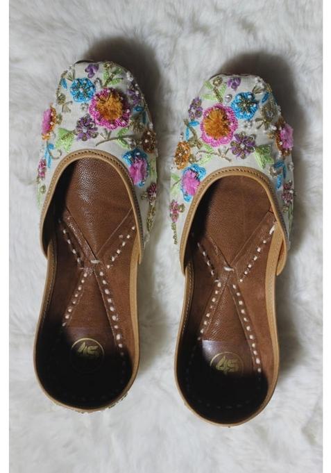 4S Handcrafted Offwhite Floral Embroidery Punjabi Jutti for Women
