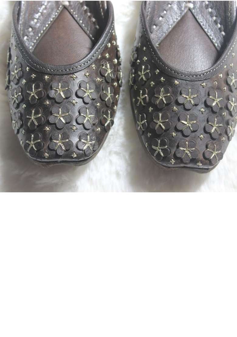 4S Womens Handcrafted Dark Brown Punjabi Jutti Floral Leather Mojari Footwear for Ethnic Wear and Weddings - Indya