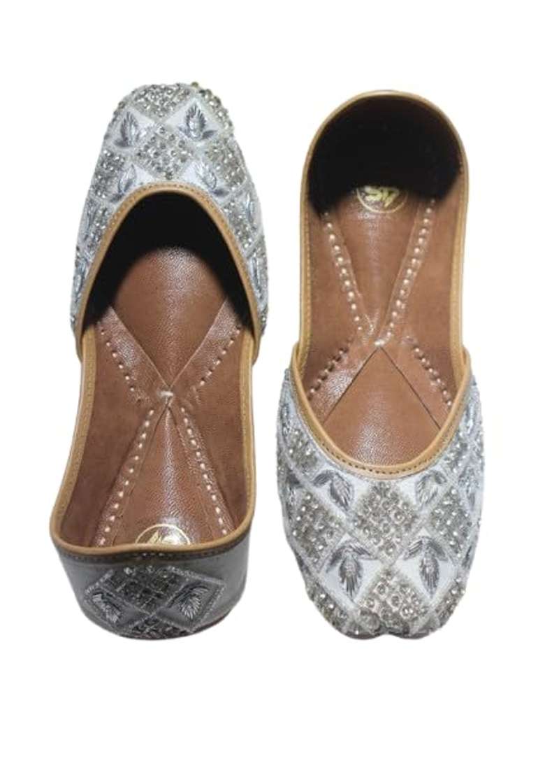 4S Womens Offwhite Silver Embellished Handcrafted Punjabi Jutti - Indya