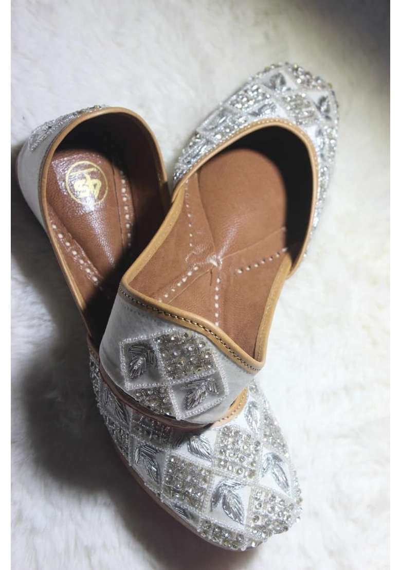 4S Womens Offwhite Silver Embellished Handcrafted Punjabi Jutti - Indya